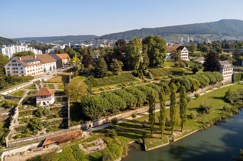 Luftaufnahme Konventgarten und Abtgarten auf der Klosterhalbinsel Wettingen mit Limmat