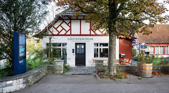 Aussenaufnahme Gästezentrum Klosterhalbinsel Wettingen mit Informationsbildschrim links