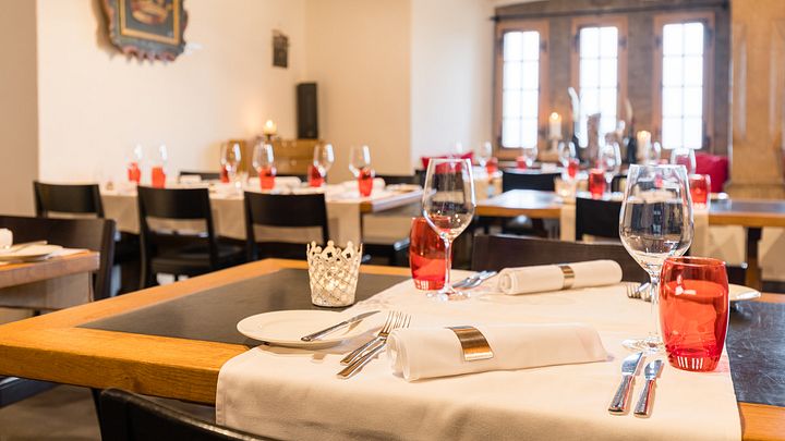 Innenraum Taverne Schlossrestaurant Habsburg: Gedeckte Tische