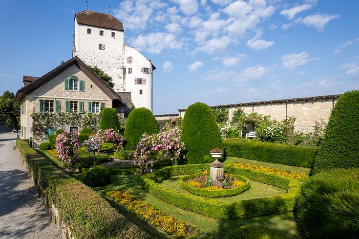 Schloss Wildegg mit Rebhaus und Rosengarten