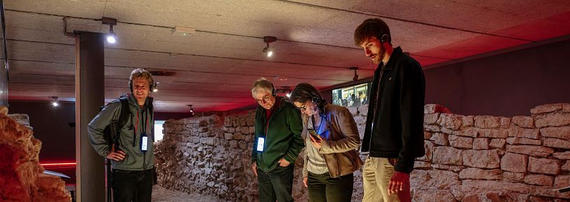Mehrere Personen stehen in der römischen Offiziersküche auf dem Legionärspfad Vindonissa