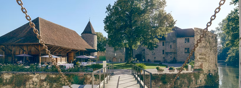 Brücke zum wunderschön Schlosshof Schloss Hallwyl