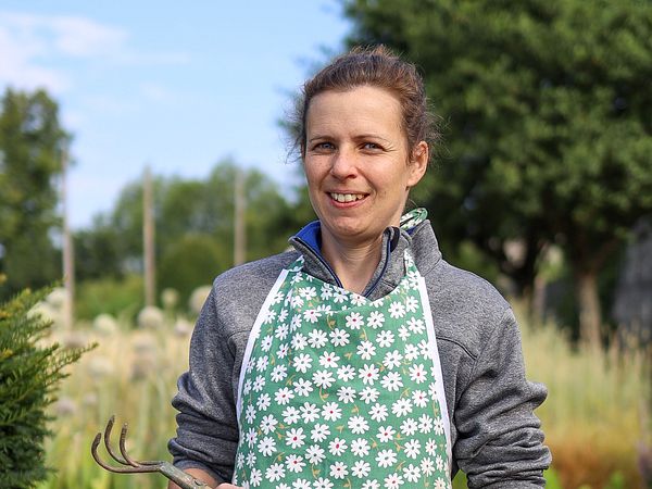 Porträt von Melissa Gögele im Schlossgarten Wildegg