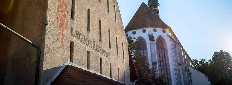 Die Klosterscheune der Klosterkirche beim Legionärspfad