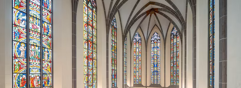 Die berühmten Glasfenster vom Kloster Königsfelden werden mit Licht durchflutet