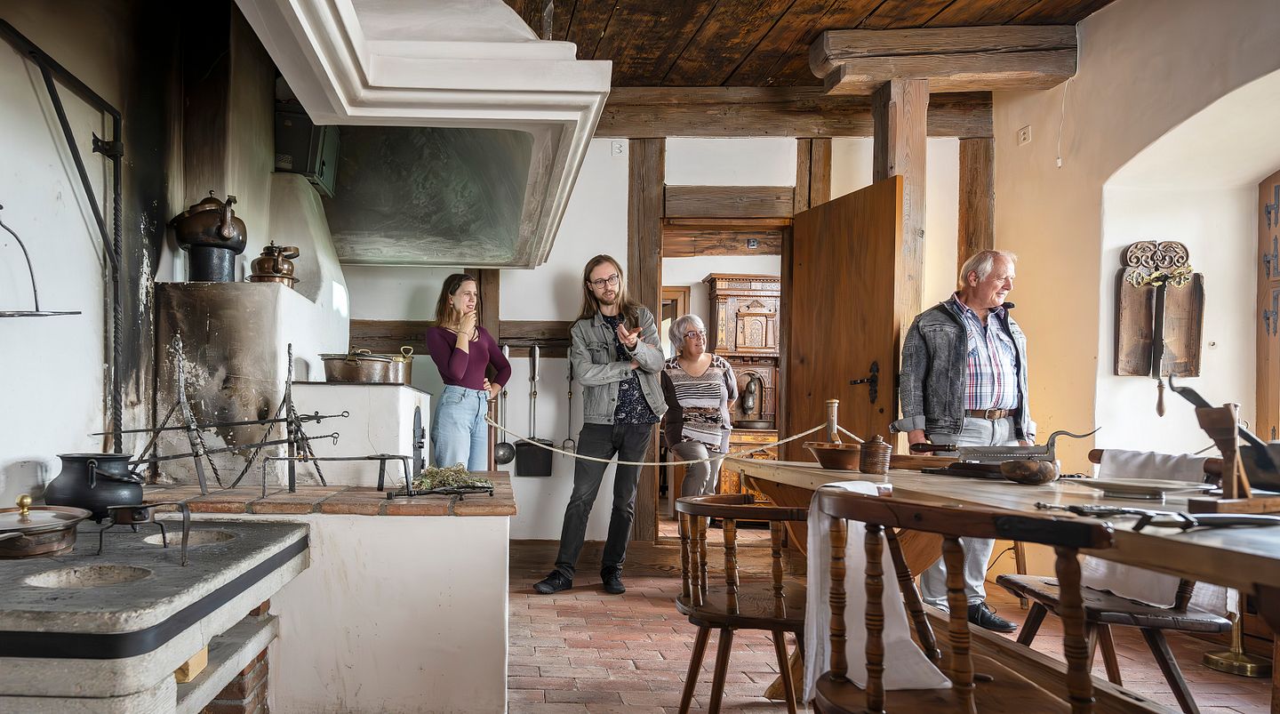 Küche mit Besuchern im Schloss Lenzburg Museum