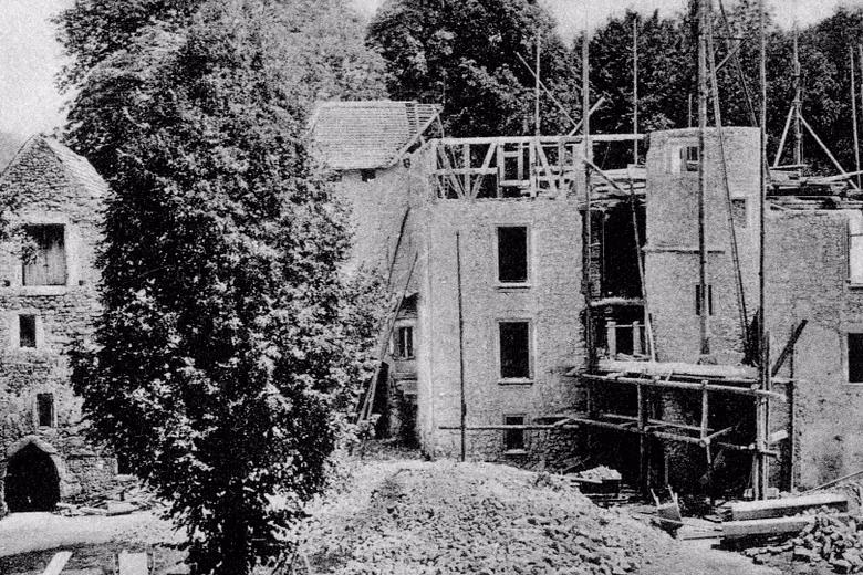 Schwarz/weiss Aufnahme vom Umbau auf Schloss Hallwyl durch Wilhelmina und Walter von Hallwyl