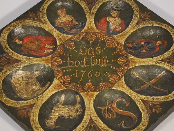 Ein aus Eichenholz gefertigtes Spielbrett "bock spill" aus der Sammlung Museum Aargau.