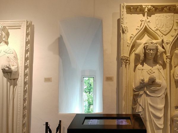 Zwei königliche Grabplatten auf Schloss Lenzburg.