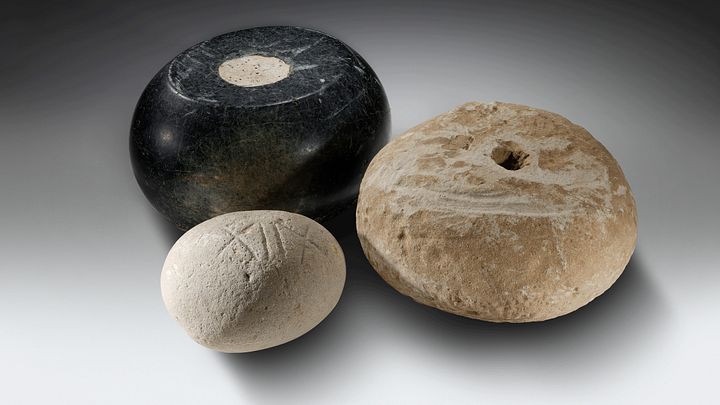 Mehrere Steine und weitere historische römische Objekte.