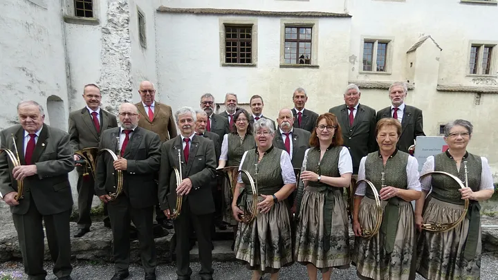 Gruppenfoto Jagdhornbläser Hallwyl vor Schloss Hallwyl