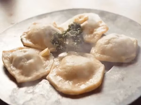 Bild von ca. 10 Ravioli auf einem Tisch