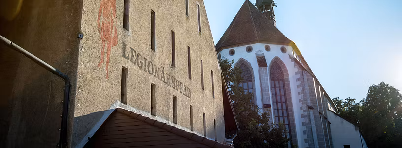 Die Klosterscheune der Klosterkirche beim Legionärspfad