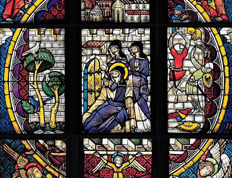 Führung mit Besucherinnen und Besuchern im Chor der Klosterkirche Königsfelden, über der Gruppe die berühmten Glasfenster des Klosters.