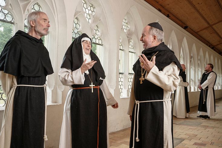 Theater "Kloster, Macht, Lebenslust" auf der Klosterhalbinsel Wettingen: Mönche und eine Nonne debattieren im Kreuzgang des Klosters Wettingen.