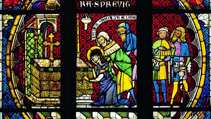Nahaufnahme eines Glasfensters im Kloster Königsfelden.