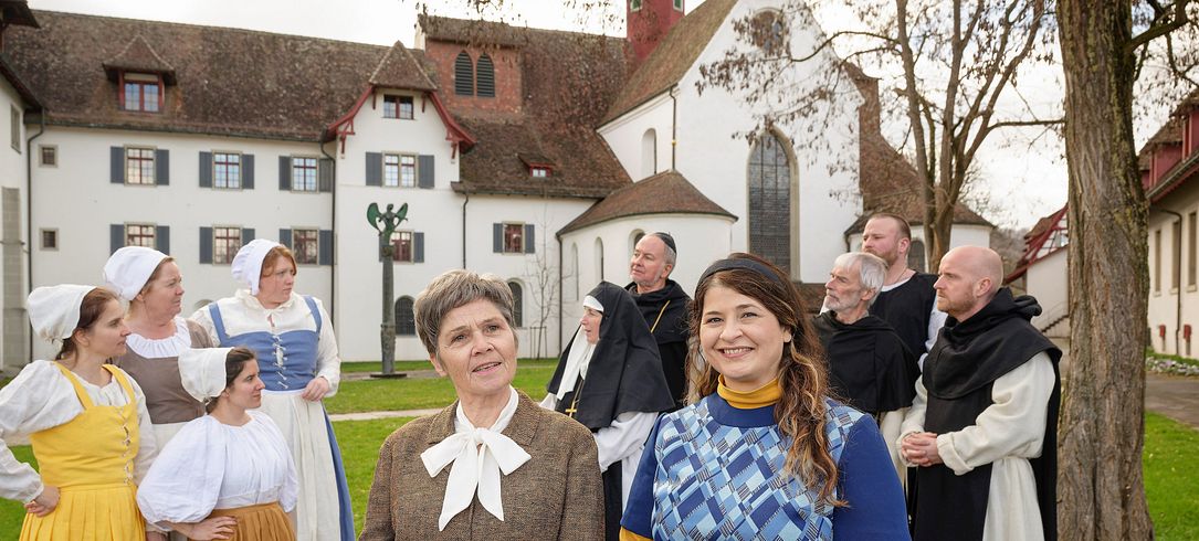 Mehrere Schauspielerinnen und Schauspieler in historischen Kostümen vor dem Kloster Wettingen (u.a. Mönche, Klostermägde, etc.)