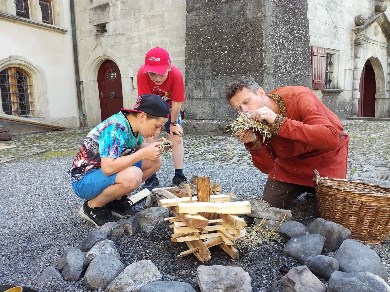 Kinder lernen im Workshop "am Feuer" Feuer anzünden auf Schloss Lenzburg 