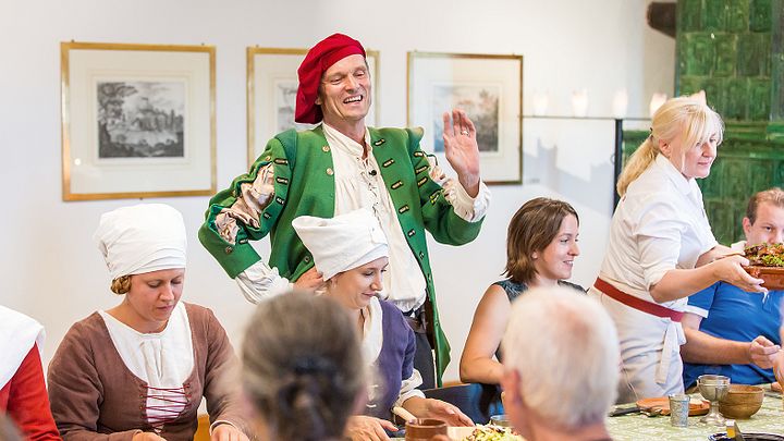 Verkleideter Museumsführer erzählt im Esstheater den dinierenden Gästen Anekdoten auf Schloss Habsburg