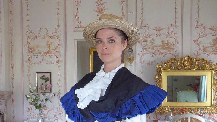 Eine als Lady Mildred gekleidete Frau führt durch die Räume von Schloss Lenzburg
