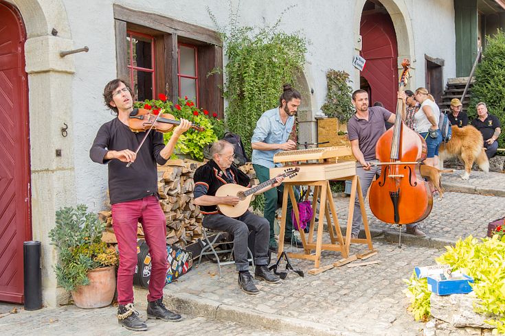 Schlosshof Schloss Wildegg: Eine Band spiel vor der historischen Scheune.