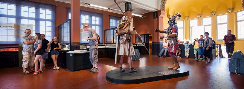 Besucherinnen und Besucher in der Dauerausstellung im Vindonissa Museum