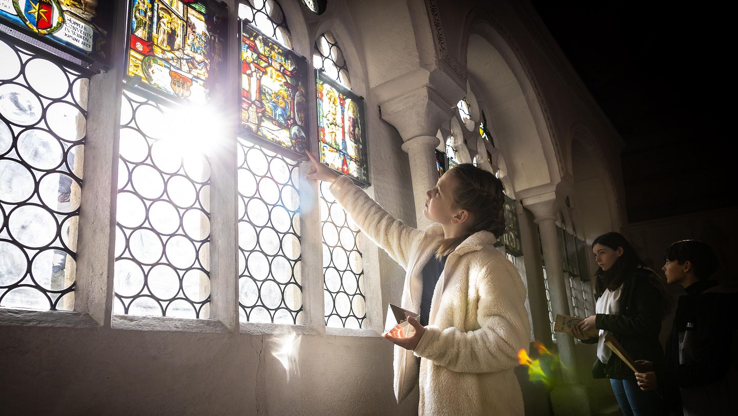 Mädchen mit Spiegel-Pyramide in der Hand auf der Rätseltour auf der Klosterhalbinsel Wettingen