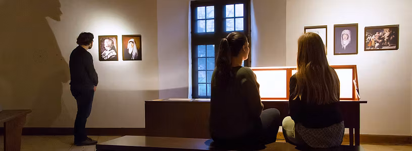 Besucher und Besucherinnen in der Dauerausstellung Schloss Hallwyl