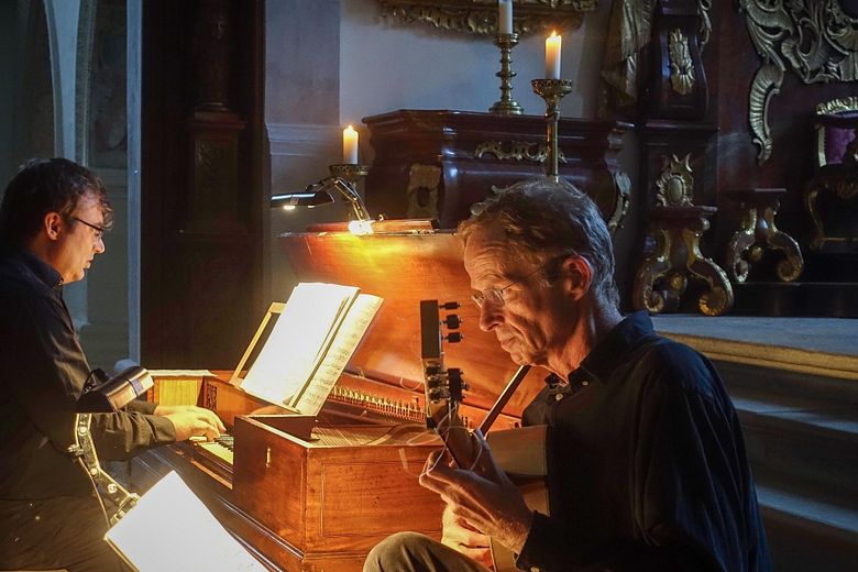 Zwei Männer musizieren an zwei Instrumenten.