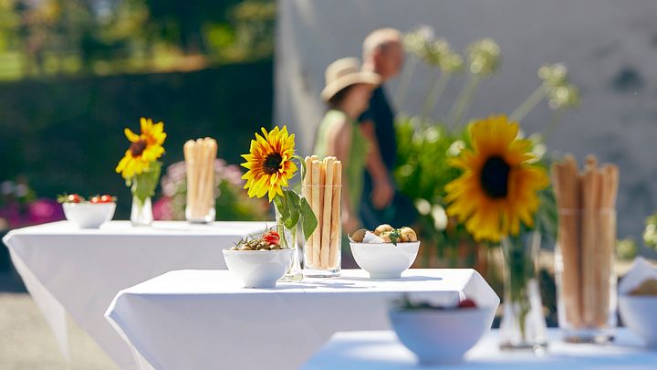 Weiss gedeckte Stehtische mit Häppchen: Apéro auf der Klosterhalbinsel Wettingen