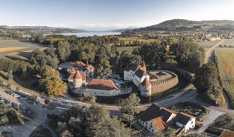 Luftaufnahme von Schloss Hallwyl, im Hintergrund der Hallwilersee