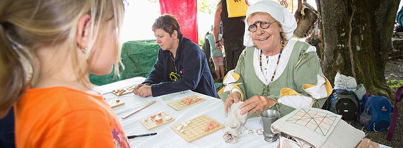 Mädchen bastelt am Familiensonntag am Schloss Habsburg
