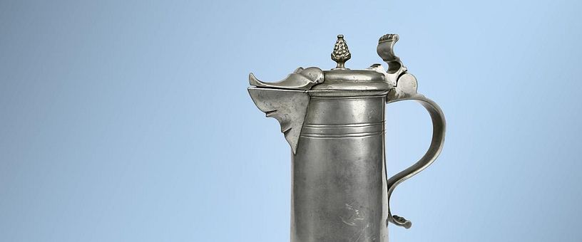 Ein Krug auf blauem Hintergrund