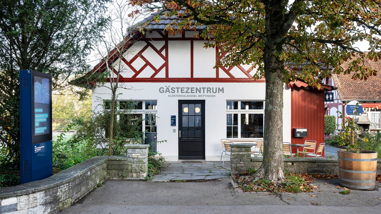 Aussenaufnahme Gästezentrum Klosterhalbinsel Wettingen mit Informationsbildschrim links