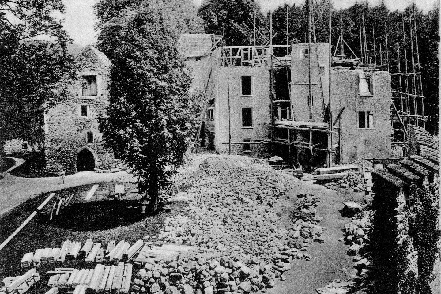 Schwarz/weiss Aufnahme vom Umbau auf Schloss Hallwyl durch Wilhelmina und Walter von Hallwyl