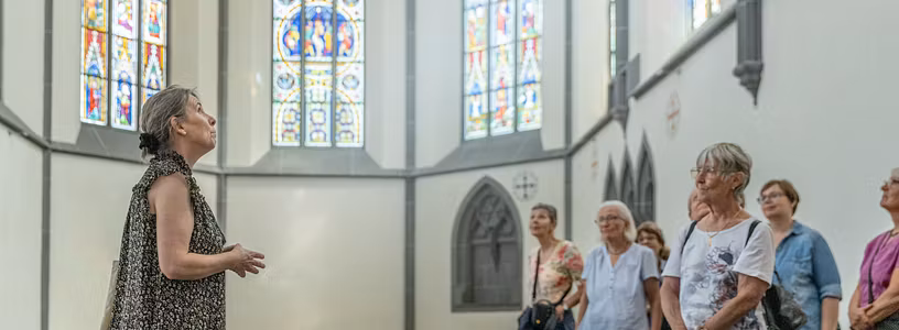 Eine Gruppenführung im Kloster Königsfelden. Im Hintergrund die berühmten Glasfenster.