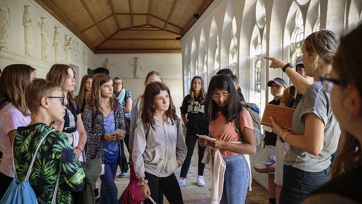 Eine Gruppe Schülerinnen und Schüler im Kreuzgang des Klosters Wettingen