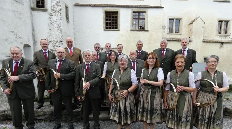 Gruppenfoto Jagdhornbläser Hallwyl vor Schloss Hallwyl