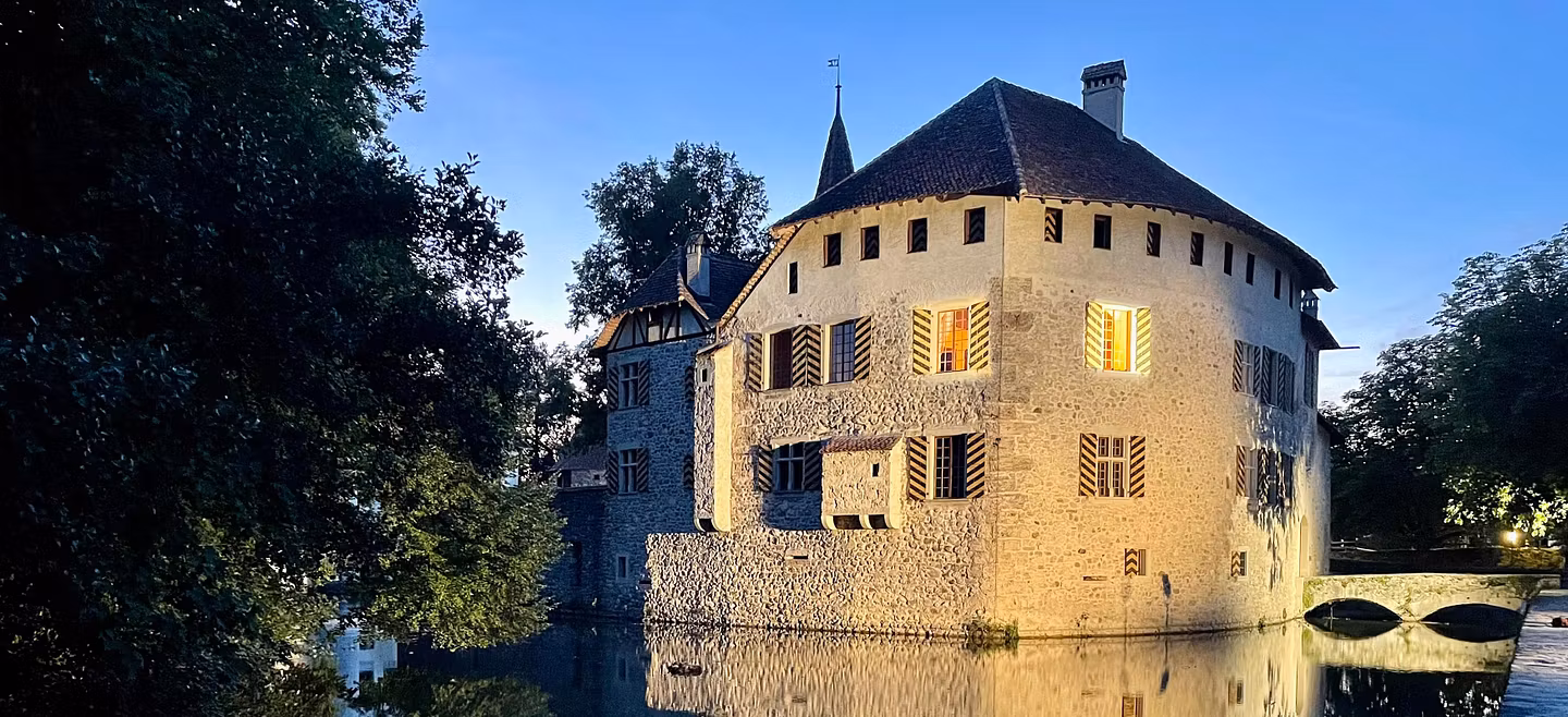 Aussenaufnahme Schloss Hallwyl bei Nacht