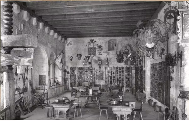 Der untere Saal des Ritterhauses wie er zu Zeiten Jessup's eingerichtet war. Unzählige Sammlungsstücke werden zur Schau gestellt rund um den Saal. 