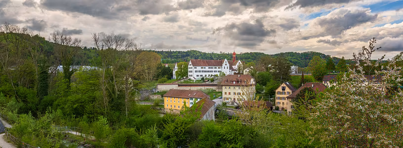Luftaufnahme Klosterhalbinsel Wettingen mit dramatischen Wolken über dem Kloster