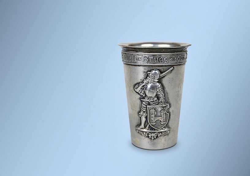 Ein Zinnbecher auf blauem Hintergrund