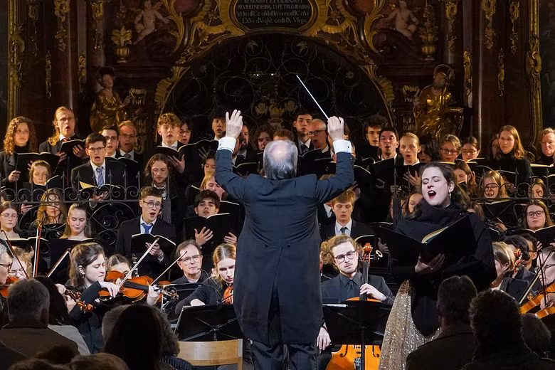Ein Chor mit Dirigient in einer Kirche