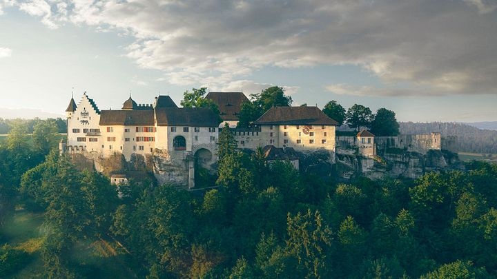Luftaufnahme von Schloss Lenzburg mit imposanten Wolken