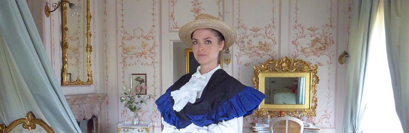 Eine Schauspielerin in historischer Kleidung (Lady Mildred) in einem Ausstellungsraum von Schloss Lenzburg