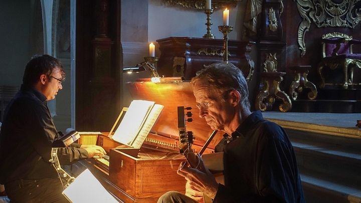Zwei Männer musizieren an zwei Instrumenten.