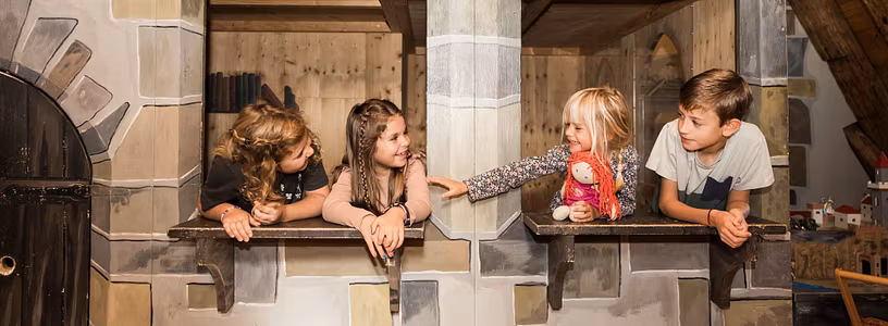 Kinder in Verkleidung (Ritter und Prinzessin) im Kindermuseum von Schloss Lenzburg