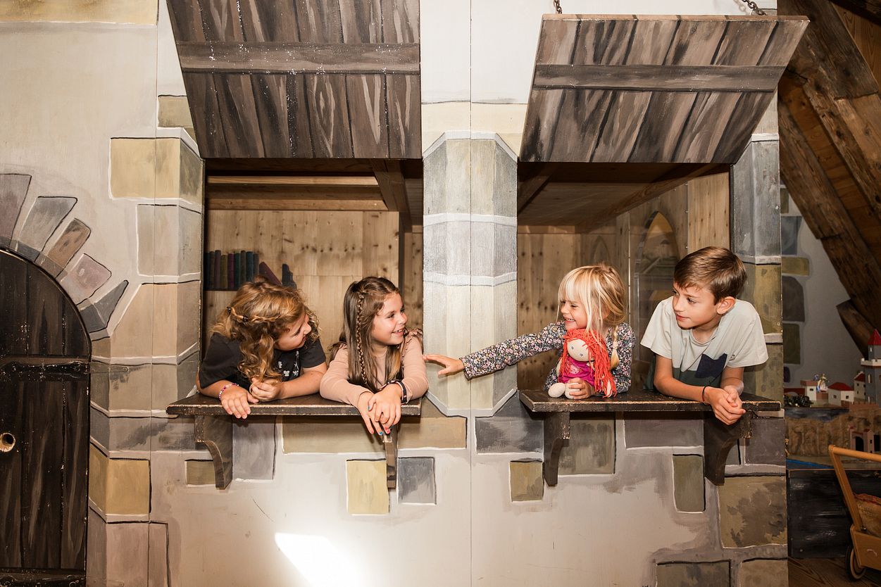 Kinder in Verkleidung (Ritter und Prinzessin) im Kindermuseum von Schloss Lenzburg