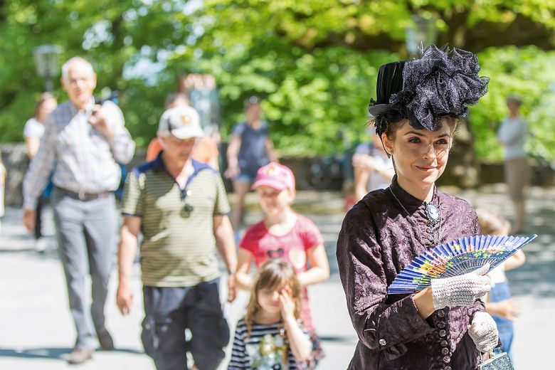 Als Sisi verkleidete Führerin vor einer Gruppe auf Schloss Habsburg