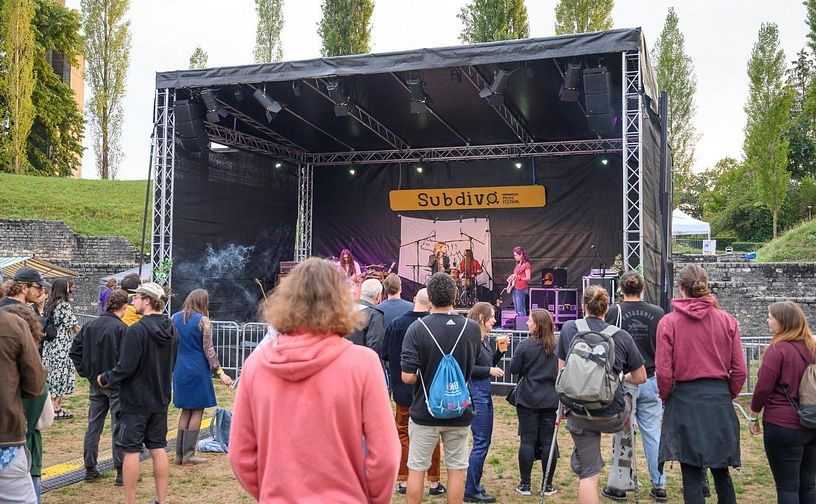 FestivalbesucherInnen vor einer Konzertbühne am SUB DIVO im Ampitheater Vindonissa in Windisch.